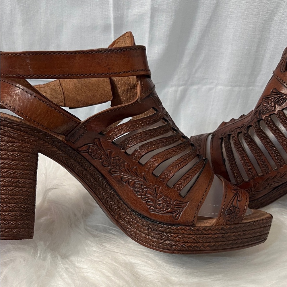 Roper Tan Leather Cut-Out Heels - Picture 5 of 7